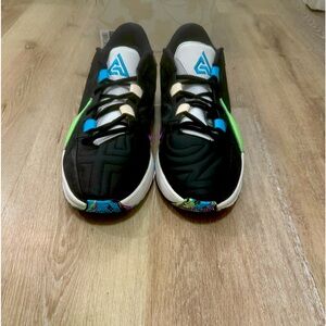 Zoom Freak 5 lightly worn. 9/10 condition. Black, Blue, Green, and Purple color